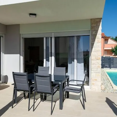 Valencan 3 Vakantiehuis Mednjan